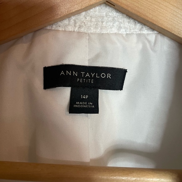 Ann Taylor l Petite 14P l Ivory Tweed Cropped Blazer Jacket l Poshmark - Picture 3 of 4